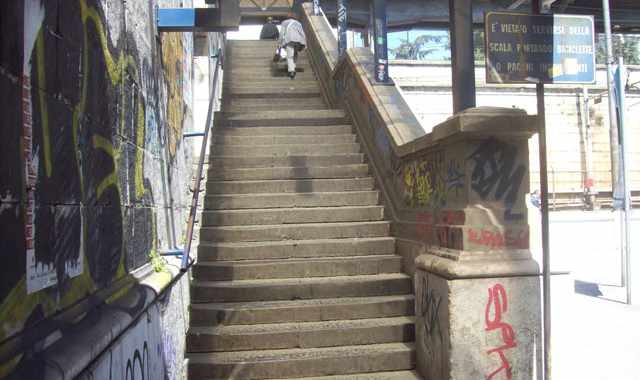 Scale, gradini, ostacoli: stazioni della Bari Nord ''vietate'' ai disabili